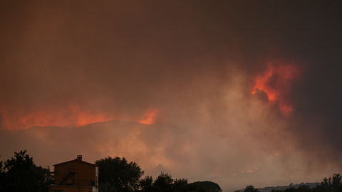 Vista de las llamas en La Adrada, Avila.