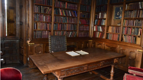 El despacho de Franco en la biblioteca del pazo de Meirás. El despacho de Franco en la biblioteca del pazo de Meirás.