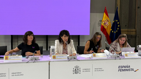 La ministra de Igualdad, @_anaredondo_ , preside el Comité de Crisis por las últimas víctimas de violencia de género, acompañada de la secretaria de Estado, @Maritxu30 , y de la delegada del Gobierno contra VG, Carmen Martínez Perza. La ministra de Igualdad, @_anaredondo_ , preside el Comité de Crisis por las últimas víctimas de violencia de género, acompañada de la secretaria de Estado, @Maritxu30 , y de la delegada del Gobierno contra VG, Carmen Martínez Perza.