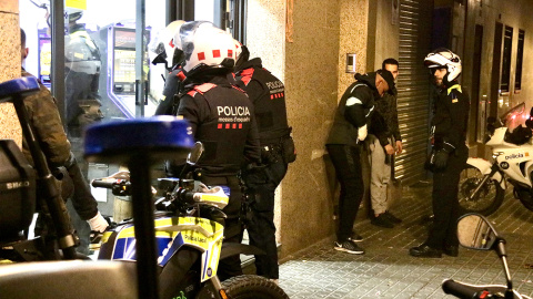 Mossos d'Esquadra durant el registre d'un bar