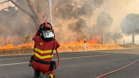 Un bombero ante el incendio en la Sierra de Madrid, a 28 de julio de 2026.