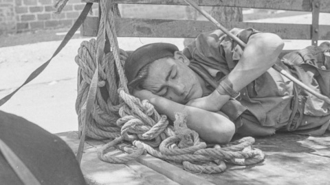 Un trabajador durmiendo la siesta en 1940.