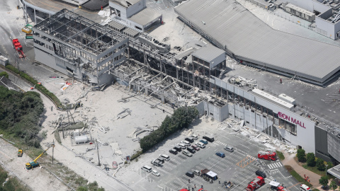 Vista aérea del centro comercial Aeon Mall Kumamoto, gravemente dañado tras el terremoto de Kashima.