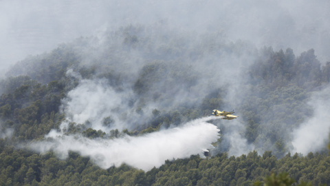 Un hidroavión realiza una descarga de agua en los alrededores de la ermita de Santa Bárbara en Onda (Castelló). Un hidroavión realiza una descarga de agua en los alrededores de la ermita de Santa Bárbara en Onda (Castelló).