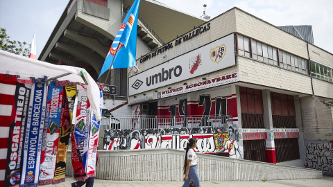 Fachada del estadio de fútbol de Vallecas, en una imagen de archivo.