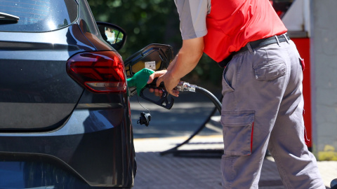 Fotografía de archivo de una persona repostando gasolina en Madrid Fotografía de archivo de una persona repostando gasolina en Madrid.
