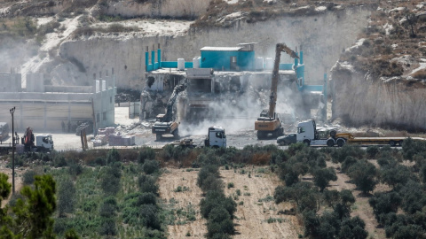 Fuerzas israelíes supervisan la demolición de un edificio de propiedad palestina en Yenín, al norte de la Cisjordania ocupada Fuerzas israelíes supervisan la demolición de un edificio de propiedad palestina en Yenín, al norte de la Cisjordania ocupada.