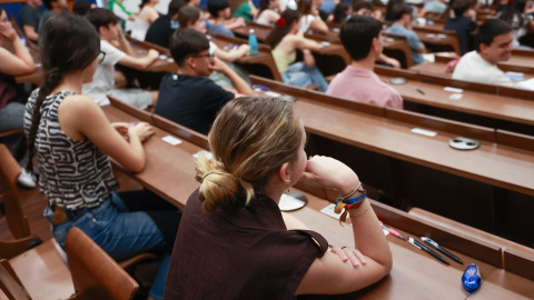 Un grupo de estudiantes en un aula, en una imagen de archivo. Un grupo de estudiantes en un aula, en una imagen de archivo.
