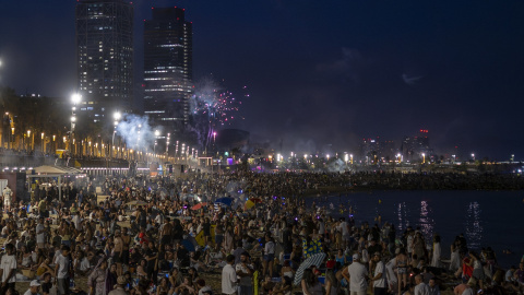 La playa de la Barceloneta durante la celebración de la tradicional verbena de Sant Joan. La playa de la Barceloneta durante la celebración de la tradicional verbena de Sant Joan.