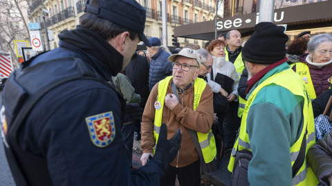 Diferentes asociaciones de pensionistas agrupadas para defender para defender la revalorización de las pensiones, frente a la sede nacional del PP. Diferentes asociaciones de pensionistas agrupadas para defender para defender la revalorización de las pensiones, frente a la sede nacional del PP.
