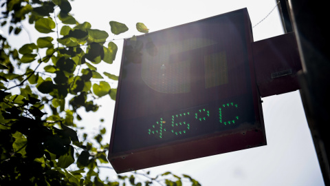 El termómetro de un estanco de Madrid marca 45 grados este jueves. El termómetro de un estanco de Madrid marca 45 grados este jueves.