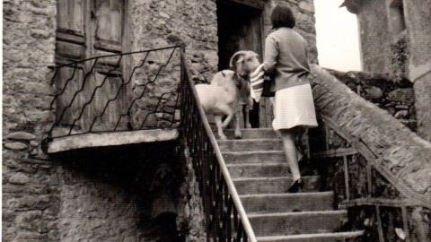 Francisca Castillo junto a una cabra en Jánovas. Francisca Castillo junto a una cabra en Jánovas.