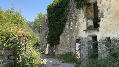 Fachada de una de las viviendas en ruinas de Jánovas. Fachada de una de las viviendas en ruinas de Jánovas.
