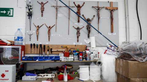Crucifijos en un taller. Archivo. Crucifijos en un taller. Archivo.