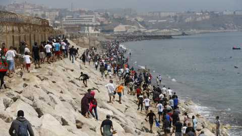 Miles de jóvenes marroquíes llegan a la frontera entre Castillejos (Marruecos) y Ceuta para tratar de cruzar la valla. Miles de jóvenes marroquíes llegan a la frontera entre Castillejos (Marruecos) y Ceuta para tratar de cruzar la valla.