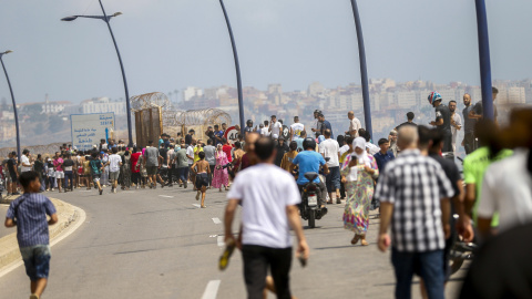 Miles de jóvenes marroquíes llegan a la frontera entre Castillejos (Marruecos) y Ceuta para tratar de cruzar la valla. Miles de jóvenes marroquíes llegan a la frontera entre Castillejos (Marruecos) y Ceuta para tratar de cruzar la valla.