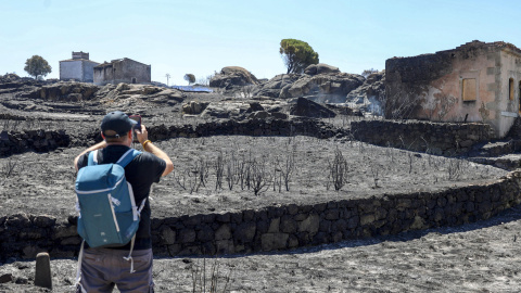 Un hombre fotografía el pasado jueves una zona incendiada en Fermoselle (Zamora). Un hombre fotografía el pasado jueves una zona incendiada en Fermoselle (Zamora).