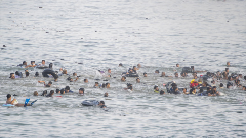 Varios migrantes intentan llegar a nado a Ceuta, este viernes en la frontera con Marruecos. Varios migrantes intentan llegar a nado a Ceuta, este viernes en la frontera con Marruecos.