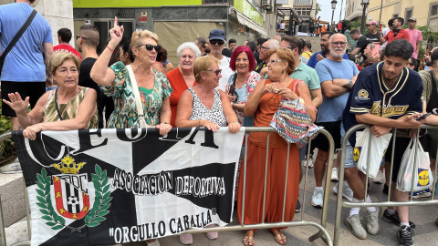 Un grupo de personas se manifiesta en contra de la llegada del presidente del Gobierno, Pedro Sánchez en la Asamblea de Ceuta este viernes. Un grupo de personas se manifiesta en contra de la llegada del presidente del Gobierno, Pedro Sánchez en la Asamblea de Ceuta este viernes.