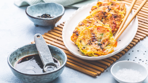Receta de yachaejeon o crepes coreanos de verduras. Receta de yachaejeon o crepes coreanos de verduras.