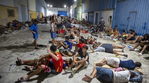Migrantes la pasada noche en una calle de Ceuta. Migrantes la pasada noche en una calle de Ceuta.