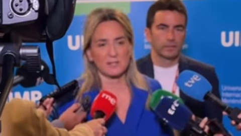 La ministra de Educación apoya las protestas contra los recortes de aulas en Cantabria: "La educación pública nunca puede ir para atrás" La ministra de Educación apoya las protestas contra los recortes de aulas en Cantabria: "La educación pública nunca puede ir para atrás"