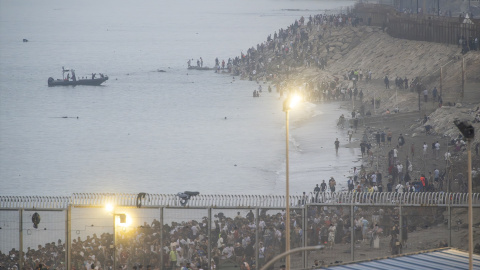 Decenas de personas siguen intentando cruzar la frontera este viernes a través del espigón que separa Ceuta con Marruecos. Decenas de personas siguen intentando cruzar la frontera este viernes a través del espigón que separa Ceuta con Marruecos.