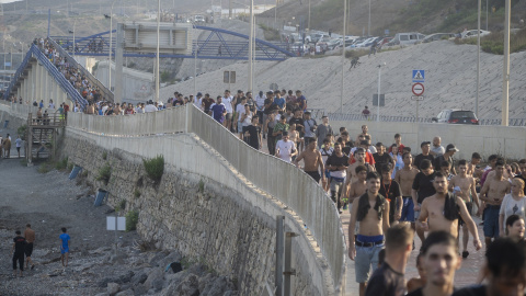 Decenas de migrantes tras haber traspasado la frontera entre Ceuta y Marruecos. Decenas de migrantes tras haber traspasado la frontera entre Ceuta y Marruecos.