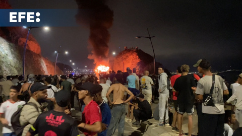 Miles de personas mantienen la presión sobre la frontera de Ceuta Miles de personas mantienen la presión sobre la frontera de Ceuta