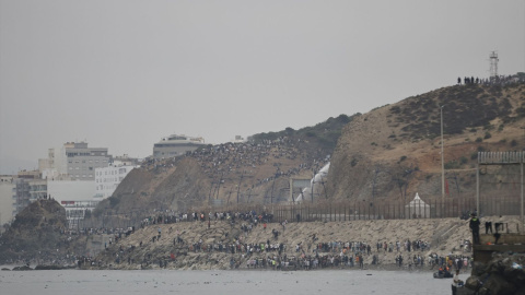 MigrantesCeuta Migrantes esperan a poder cruzar la frontera hacia España, a 31 de julio de 2026, en Ceuta