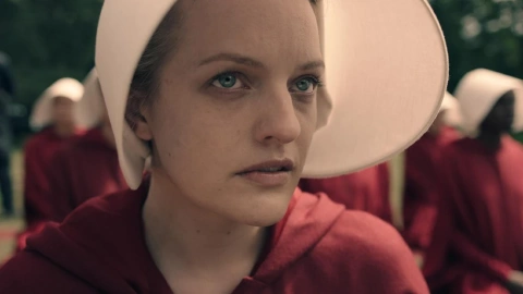 Offred-Handmaids-Tale-Season-1 Elisabeth Moss interpretando a Defred en la adaptación seriada de la novela de Margaret Atwood