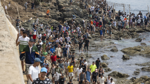Jóvenes regresan a Marruecos desde Ceuta en el paso fronterizo de Bab Sebta, a 31 de julio de 2026. Jóvenes regresan a Marruecos desde Ceuta en el paso fronterizo de Bab Sebta, a 31 de julio de 2026.