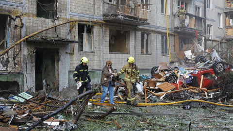 Rescatistas haciendo labores de socorro en uno de los edificios bombardeados por Rusia en Kiev. Rescatistas haciendo labores de socorro en uno de los edificios bombardeados por Rusia en Kiev.