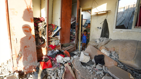 Niños visitando su vivienda bombardeada por Israel en el campamento de Nuseirat Niños visitando su vivienda bombardeada por Israel en el campamento de Nuseirat