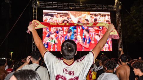 (Foto de ARCHIVO)Aficionados españoles celebran la victoria de la selección española/argentina en la final del Mundial de fútbol 2026, a 19 de julio de 2026, en Madrid (España). España consigue su segunda Copa del Mundo de fútbol de la historia, tras su primera victoria en el campeonato de Sudáfrica de 2010.Alberto Paredes / Europa Press20/7/2026