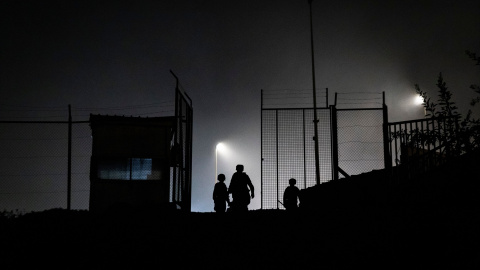 EuropaPress_7698163_01_august_2026_spain_ceuta_armed_police_officers_stand_guard_at_the_tarajal Agentes de policía armados montan guardia en el paso fronterizo de Tarajal, en el enclave español de Ceuta.