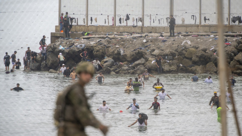 EuropaPress_7697396_decenas_personas_siguen_intentando_cruzar_frontera_31_julio_2026_ceuta Decenas de personas bordeando a nado el espigón que separa Marruecos de territorio español, a 31 de julio de 2026, en Ceuta.