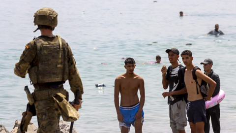 Varios migrantes en la costa española de Ceuta, a 1 de agosto de 2026. Varios migrantes en la costa española de Ceuta, a 1 de agosto de 2026.