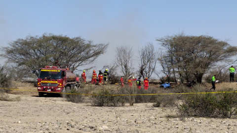 Bomberos de Nazca operando en la zona del accidente. Bomberos de Nazca operando en la zona del accidente.