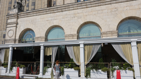 Una persona contempla el restaurante Balzi Rossi, donde una bomba ha dejado al menos tres muertos en Moscú, a 1 de agosto de 2026. Una persona contempla el restaurante Balzi Rossi, donde una bomba ha dejado al menos tres muertos en Moscú, a 1 de agosto de 2026.