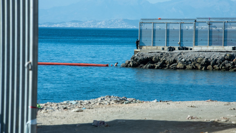 Barreras de contención en el espigón de Ceuta, a 2 de agosto de 2026. Barreras de contención en el espigón de Ceuta, a 2 de agosto de 2026.
