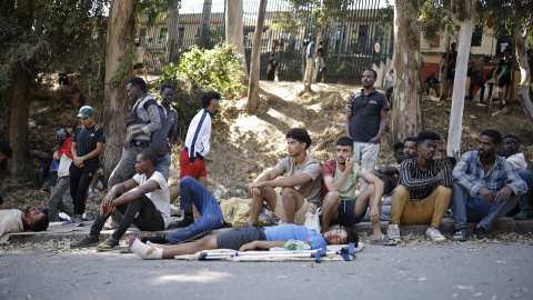 Varias personas esperan a las puertas del Centro de Estancia Temporal de Inmigrantes (CETI), a 2 de agosto de 2026, en Ceuta. Varias personas esperan a las puertas del Centro de Estancia Temporal de Inmigrantes (CETI), a 2 de agosto de 2026, en Ceuta.