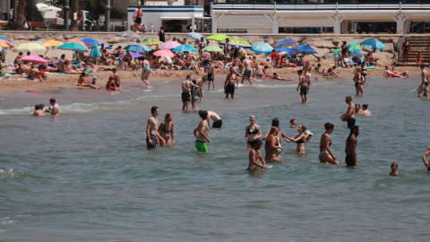Banyistes dins l’aigua en una platja de Sitges. (30 de juliol del 2026) Banyistes dins l’aigua en una platja de Sitges.