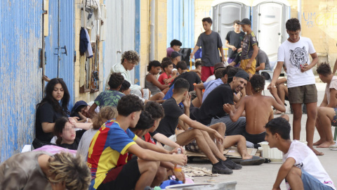 Cientos de personas descansan en las calles de Ceuta este lunes. Cientos de personas descansan en las calles de Ceuta este lunes.