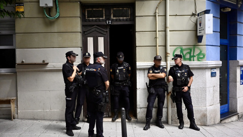La Policía mientras custodiaba la entrada de la vivienda donde tuvieron lugar los hechos el pasado 31 de julio en Santander. La Policía mientras custodiaba la entrada de la vivienda donde tuvieron lugar los hechos el pasado 31 de julio en Santander.