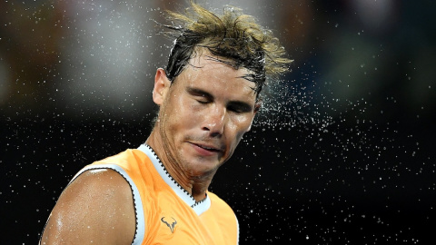 Rafael Nadal se sacude el sudor de la cabeza durante un partido disputado en Australia en 2019. Rafael Nadal se sacude el sudor de la cabeza durante un partido disputado en Australia en 2019.