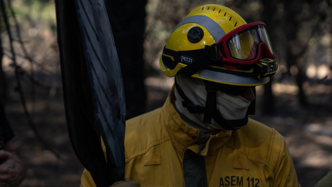 Un bombero trabaja el pasado 28 de julio en las tareas de extinción del incendio de la sierra oeste de Madrid en los alrededores del pantano de San Juan. Un bombero trabaja el pasado 28 de julio en las tareas de extinción del incendio de la sierra oeste de Madrid en los alrededores del pantano de San Juan.