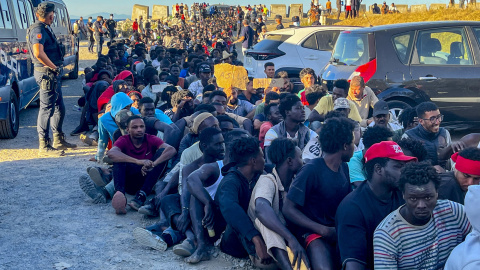 Migrantes en Ceuta este lunes. Migrantes en Ceuta este lunes.