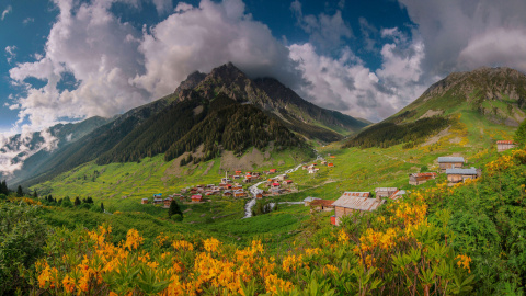 Un pueblo al pie de la montaña. en una imagen de archivo.