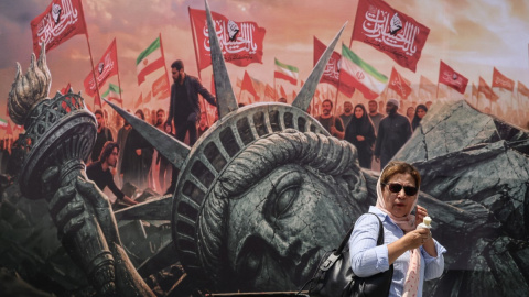 AFP__20260803__C3UB6WE__v4__MidRes__TopshotIranUsIsraelWar Una mujer iraní pasa junto a una valla publicitaria contra Estados Unidos en la plaza Enghelab, en el centro de Teherán (Irán), el 3 de agosto de 2026
